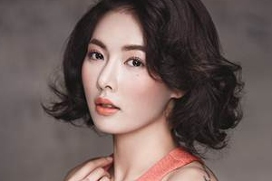 世界的なメイクブランドMACがガールズグループ4Minuteのヒョナをモデルに起用し、今夏女性たちを惹きつけるメイクグラビアを撮影した。