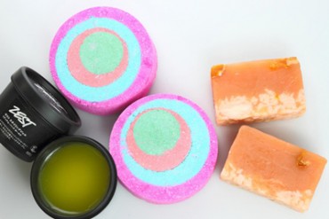 LUSH(ラッシュ)から夏の新作 - ザ・ビートルズの60'sジャケット風バスボムなど