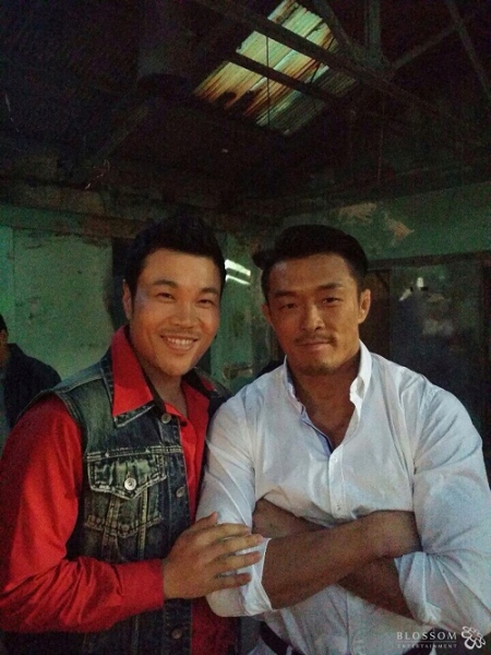 MBC月火ドラマ『トライアングル』に出演中のシン・スンファンが秋山成勲との撮影現場記念ショットを公開した。