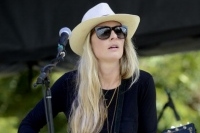 カントリーの歌姫、ホリー・ウィリアムズが第一子を妊娠