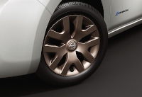 創立80周年を記念して設定された「日産リーフ」の特別仕様車「80th Special Color Limited」