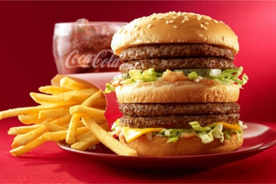 ビーフパティ4枚を使用した迫力溢れるハンバーガー「メガマック」が期間限定で復活する。