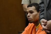 服役中のクリス・ブラウン、ジャネット・ジャクソンの元夫と独房越しにコラボ