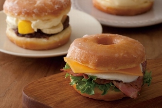 甘いシュガードーナツでオリジナルの具材をはさんだ「ドーナツサンドイッチ」