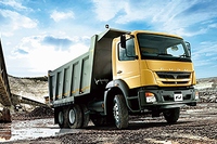三菱ふそうトラック･バスがジンバブエに投入した大型トラック「FJ」