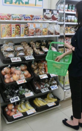 ファミリーマートは、野菜の常温販売用ゴンドラを順次導入するなど、野菜のラインナップを充実させる。