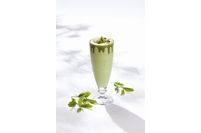 リンツ ショコラ カフェ全店で夏の期間限定ドリンクメニューとして販売する「リンツ・ホワイトチョコレート抹茶アイスドリンク」