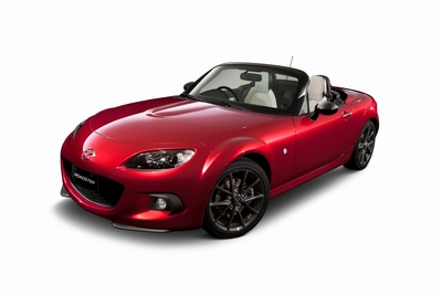 マツダがニューヨーク国際自動車ショーで公開した「Mazda MX-5 Miata 25th Anniversary Edition」の、国内仕様となる特別仕様車「ロードスター25周年記念車」