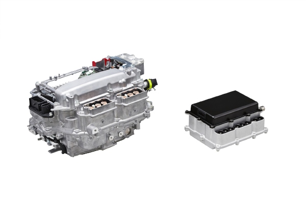左：シリコンパワー半導体採用PCU(現行品)　右：SiCパワー半導体採用PCU(目標サイズ)