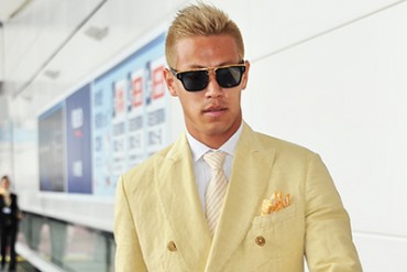 W杯に向け帰国の日本代表・本田圭佑、カルティエの新作時計カリブル ダイバーを着用