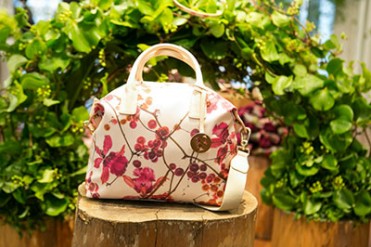 フルラ×ニコライ・バーグマン、フラワーアートが彩るバッグコレクション登場