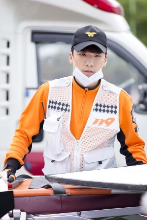 韓国SBS週末特別ドラマ『エンジェルアイズ』でBIGBANGスンリがコン・ヒョンジン、ユン・イェジュと本格的に三角関係に突入し、注目されている。写真=YGエンターテインメント 韓国SBS週末特別ドラマ『エンジェルアイズ』でBIGBANGスンリがコン・ヒョンジン、ユン・イェジュと本格的に三角関係に突入し、注目されている。写真=YGエンターテインメント