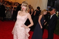 テイラー・スウィフトが“苦渋の決断”、タイでのコンサートを中止に