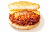 「モスバーガーの人気商品であるライスバーガーをミスタードーナツがつくると！？」をコンセプトに作られた「ミスドのライスバーガー　担々牛焼肉」