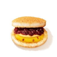 「モスバーガーの人気商品であるライスバーガーをミスタードーナツがつくると！？」をコンセプトに作られた「ミスドのライスバーガー　あん＆カスタード」