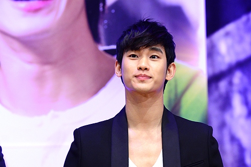 27日にソウル・慶煕大学平和の殿堂で開催される第50回百想(ペクサン)芸術大賞を前に事前人気投票が行われ、俳優キム・スヒョンがテレビ部門男性人気賞と映画部門男性人気賞で圧倒的な得票数を記録した。