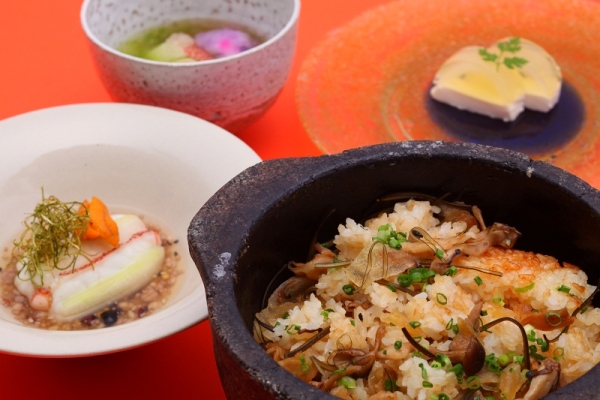 ホテル日航アリビラの日本料理、琉球料理「佐和」は28日、18年前に「料理の鉄人」に出品した料理を再現した会席料理を期間限定で販売すると発表した。