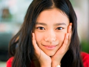 auの新テレビCM「あたらしい物語、はじまる」篇とCA「きゃりーぽにょぽにょ」篇に出演している杉咲花さん。