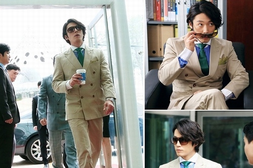 チャン・ヒョクが溢れ出るカリスマ性と羽根のような軽さを併せ持つ財閥の御曹司に変身。高慢な社長の姿とサングラスの下に隠された腹黒そうな目つきが笑いを誘う。
写真＝ナンバースリーピクチャーズ、ページワンフィルム