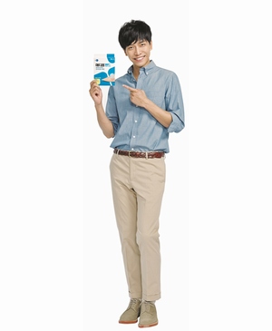 韓国ムンディファーマは、国内技術で開発した絆創膏メディフォームの新広告モデルにイ・スンギを抜擢したことを明らかにした。 韓国ムンディファーマは、国内技術で開発した絆創膏メディフォームの新広告モデルにイ・スンギを抜擢したことを明らかにした。