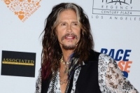 スティーヴン・タイラー、街に繰り出し大道ミュージシャンとジャム