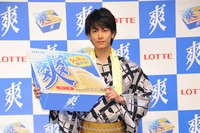 ロッテアイスは、人気商品「爽」の新キャラクターとして起用した佐藤健が出演する新CMの発表会を実施した。