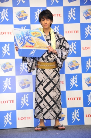 ロッテアイスは、人気商品「爽」の新キャラクターとして起用した佐藤健が出演する新CMの発表会を実施した。