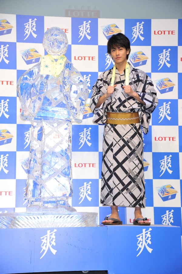 ロッテアイスは、人気商品「爽」の新キャラクターとして起用した佐藤健が出演する新CMの発表会を実施した。