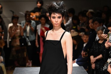 リミフゥ(LIMI feu)2014-15年秋冬コレクション - 曲線と女性の美しさ
