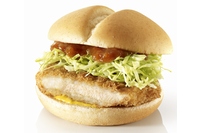 日本マクドナルドは「みんなのとんかつソース開発プロジェクト」で一般から公募した16名とともに「とんかつマックバーガー」のオリジナルソースを開発する。