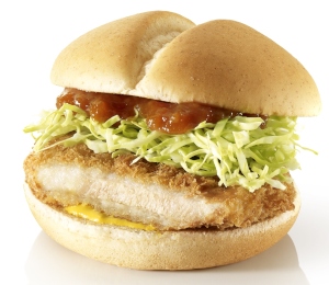 日本マクドナルドは「みんなのとんかつソース開発プロジェクト」で一般から公募した16名とともに「とんかつマックバーガー」のオリジナルソースを開発する。 日本マクドナルドは「みんなのとんかつソース開発プロジェクト」で一般から公募した16名とともに「とんかつマックバーガー」のオリジナルソースを開発する。