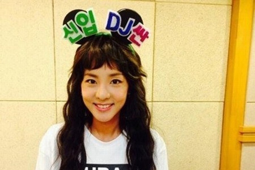 2NE1のサンダラ・パクがスペシャルDJを務めるKBS 2FM「ボリュームを上げて」にCLが友情出演した。写真＝YGエンターテインメント