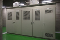 川崎重工が東京モノレール向けに納入した、停電時の非常走行を目的とした鉄道システム用地上蓄電設備（BPS）