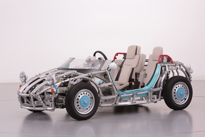 「Tech Lab」展示車両（フロント）。ハンドルやアクセルを操作した時の構成部品の動きが見え、クルマの仕組みを容易に理解することができる。