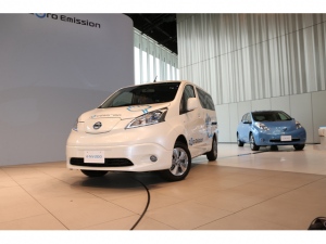 6月9日に国内発表となった電気自動車の日産製商用車「e-NV200」。価格はバンが388万440円から407万8080円。乗用車のミニバンが462万4560円から478万6560円。写真後方のブルーのクルマは言わずと知れた「リーフ」 6月9日に国内発表となった電気自動車の日産製商用車「e-NV200」。価格はバンが388万440円から407万8080円。乗用車のミニバンが462万4560円から478万6560円。写真後方のブルーのクルマは言わずと知れた「リーフ」