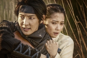 新ドラマ『朝鮮ガンマン(仮)』の話題のカップル、イ・ジュンギとナム・サンミのカップルショットのポスターが公開され、予想を覆す荒々しく緊迫感漂う姿に期待が高まっている。写真=朝鮮ガンマン文化産業専門会社、KBSメディア