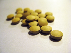 改正薬事法では現在約1万1千品目ある市販薬のほとんどがネット通販OKとなり、逆に医師の処方箋に基づいて提供される処方薬については通販禁止が明文化された