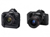 写真左が2012年6月にリリースされた最新鋭のキヤノン「EOS-1D X」。右が1989年発売の初号機「EOS-1」だ。