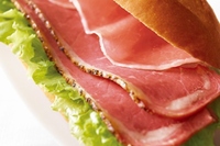 ドトールコーヒーが19日発売する復刻「ミラノサンド　パストラミビーフと生ハム」