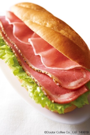 ドトールコーヒーが19日発売する復刻「ミラノサンド パストラミビーフと生ハム」 ドトールコーヒーが19日発売する復刻「ミラノサンド パストラミビーフと生ハム」