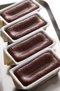 ケンズカフェ東京は、新生「特撰ガトーショコラ」を6月16日に新発売した。