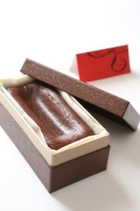 ケンズカフェ東京は、新生「特撰ガトーショコラ」を6月16日に新発売した。