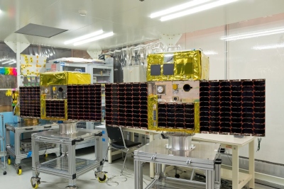 超小型衛星「ほどよし３号」(左）と「ほどよし４号」（右） 