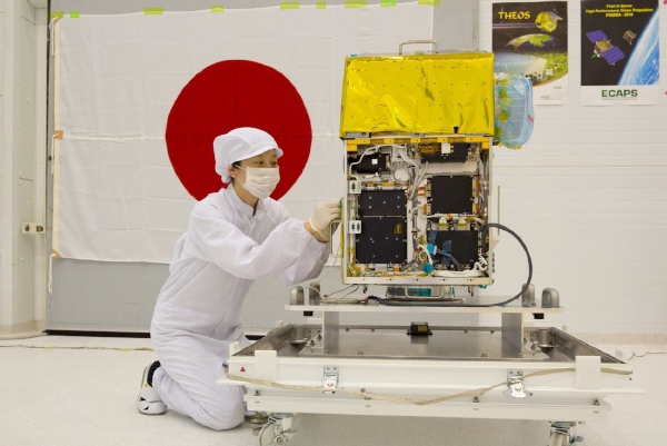 ロケット搭載準備中の「ほどよし４号」（ヤスネ基地にて） 