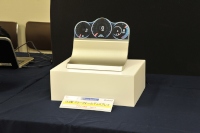 四角形状以外に様々なデザインが実現できる液晶ディスプレイ「フリーフォームディスプレイ」の試作品