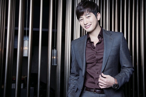 俳優パク･シフが、スターチョコレートの広告モデルに起用され、国内外で“甘い男”ブームを予感させている。写真＝フーファクトリー