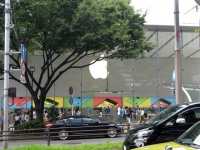 表参道ヒルズを上り詰めて伊藤病院を過ぎた場所にオープンしたApple Store表参道。ワンフロアの面積は銀座店の倍ほどとなる。