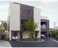 積水ハウス、東芝、ホンダの協業でさいたま市に完成した「スマートハウス」は、「ガソリンスタンドに行かない家族」が住まう住宅だという。フィットEV(写真右)は勝手に自車駐車位置まで戻る“優れもの”だ。写真左の電動車「MC-β」は親世帯のキッチンから雨に濡れずにアプローチ出来る。