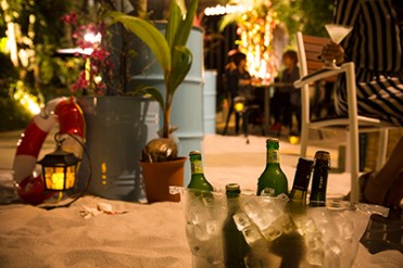 代々木VILLAGEに白い砂浜が出現！都会のビーチガーデンで楽しむビールやカクテル