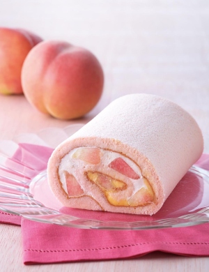 アイビーは、甘くみずみずしい白桃を使った「季節のトライフルロール白桃」と「トライフルオムレット白桃」を7月1日から期間限定で販売する。 アイビーは、甘くみずみずしい白桃を使った「季節のトライフルロール白桃」と「トライフルオムレット白桃」を7月1日から期間限定で販売する。
